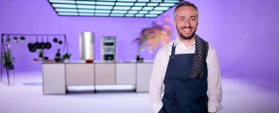 Jan Böhmermann in der Küche von „Böhmi brutzelt“ – Bild: ZDF/Ben Knabe