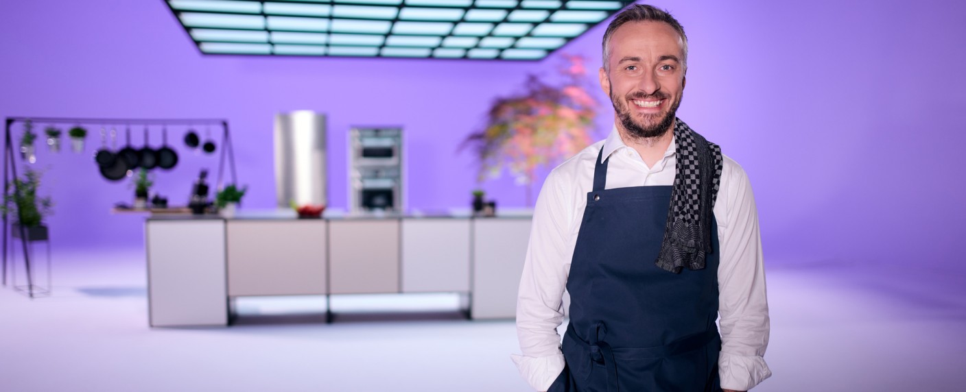 „Böhmi brutzelt“ mit Ina Müller, Enissa Amani und Salwa Houmsi – Gäste der zweiten Staffel von Jan Böhmermanns Kochshow bekannt – Bild: ZDF/​Ben Knabe
