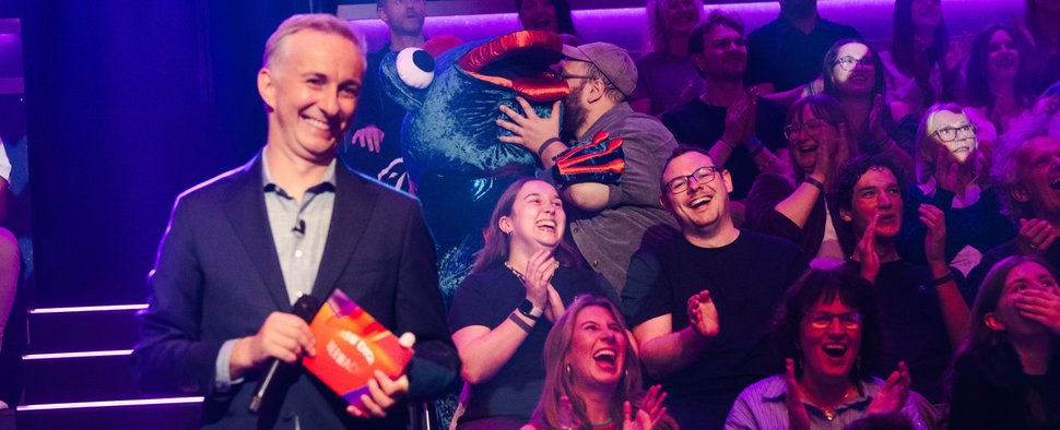 Jan Böhmermann überrascht in der Sendung „Lass dich überwachen!“ sein ahnungsloses Publikum. – Bild: ZDF/Ben Knabe
