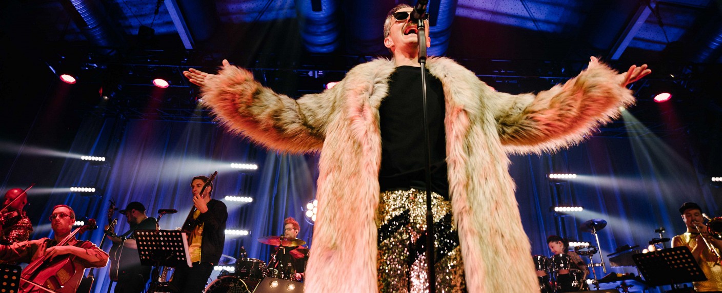 Böhmermann in Concert: Neues „Neo Magazin“-Special – Highlights der „Ehrenfeld ist überall“-Tour – Bild: ZDFneo/​Joseph Strauch