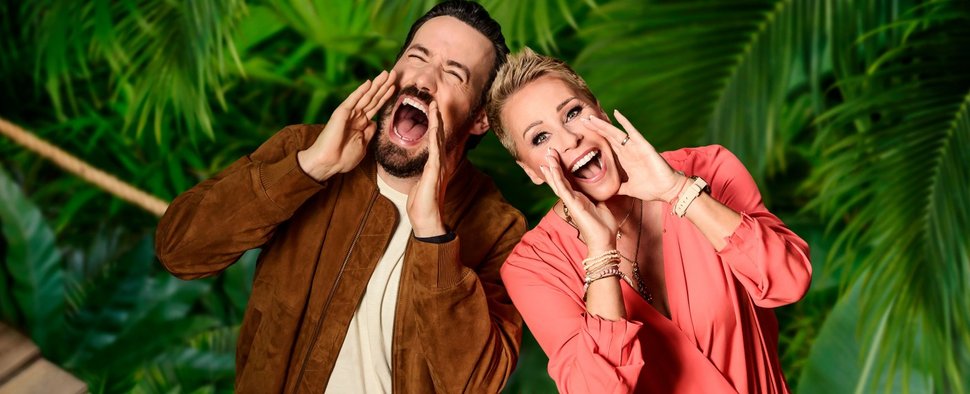 Jan Köppen und Sonja Zietlow können einen Quotenerfolg für die 17. Staffel von „Ich bin ein Star – Holt mich hier raus!“ hinausposaunen – Bild: RTL / Pascal Bünning