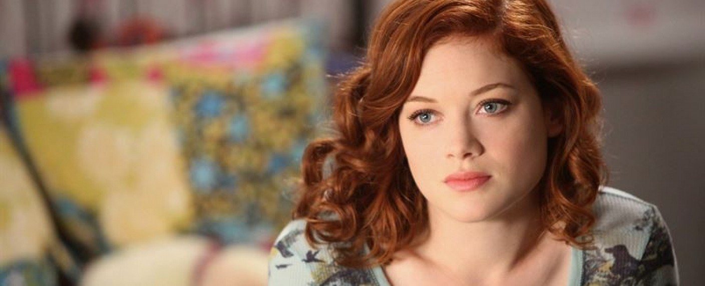 Jane Levy („Suburgatory“) mit Hauptrolle in Serienpilot „My Time/​Your Time“ – Neues Comedy-Projekt des „How I Met Your Mother“-Trios – Bild: ABC