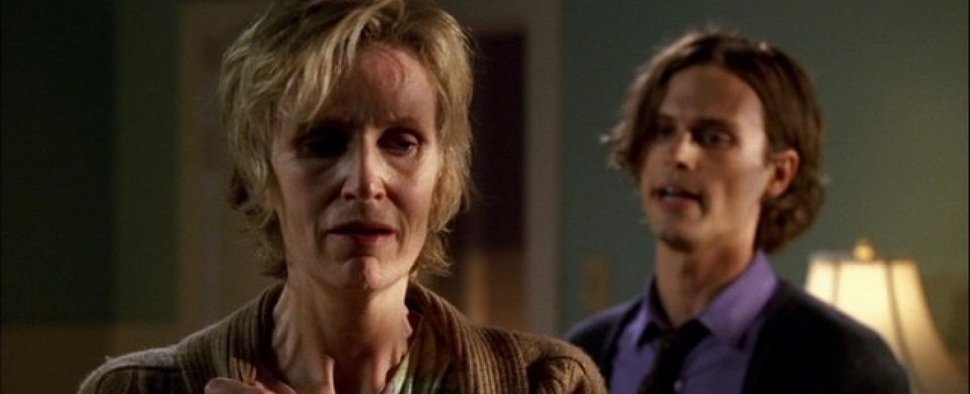 Jane Lynch (l.) und Matthew Gray Gubler (r.) in „Criminal Minds“ – Bild: CBS