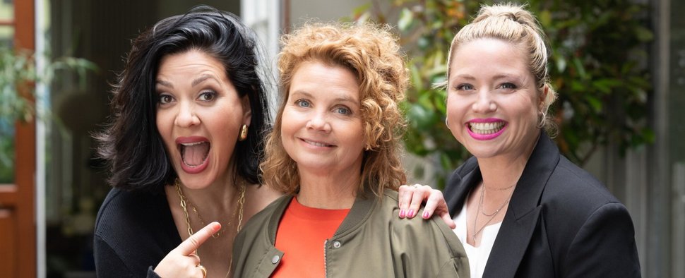(v. l. n. r.) Jasmin Shakeri, Annette Frier und Caroline Frier – Bild: Joyn/Michael Kötschau