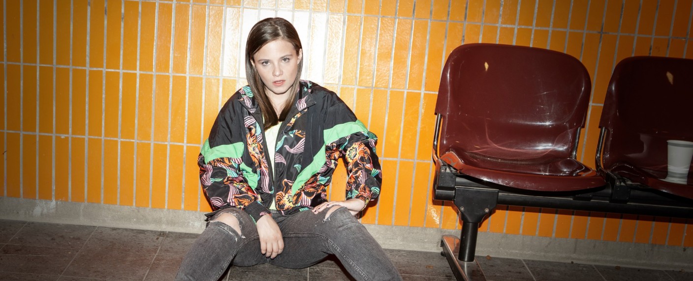 „Rampensau“: VOX verkündet Starttermin für neue Eigenproduktion – Vorlaute Schauspielerin undercover an Elite-Internat – Bild: TVNOW /​ Florian Kolmer