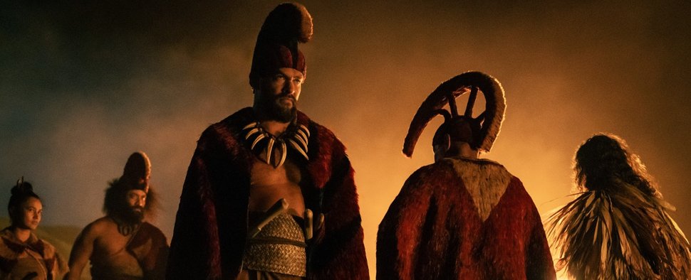 Jason Momoa (Mitte) als Krieger Ka’iana – Bild: Apple TV+