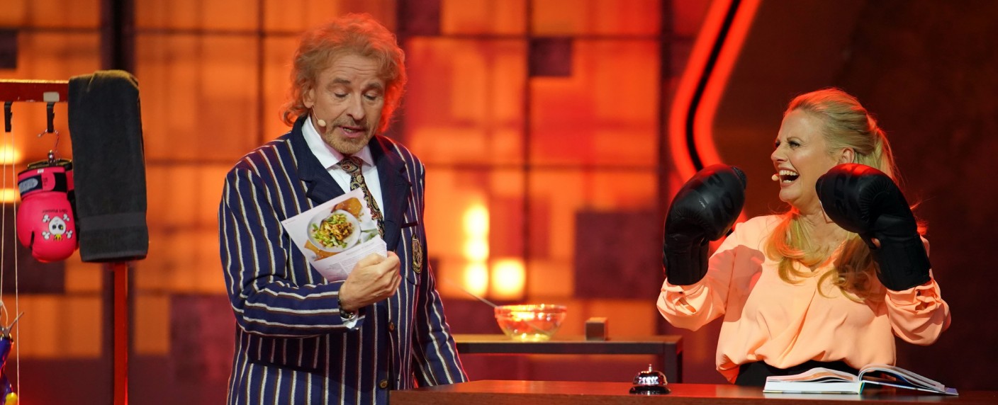 Quoten: „Denn sie wissen nicht, was passiert“ auch ohne Günther Jauch weiter erfolgreich – ZDF dominiert mit Krimis und Beerdigung von Prinz Philip am Nachmittag – Bild: TVNOW/​Stefan Gregorowius