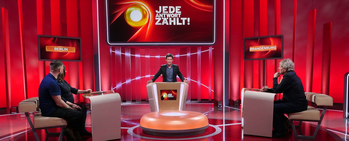 „Jede Antwort zählt!“: Neues Promi-Quiz geht vor Weihnachten an den Start – Berlin-Brandenburg-Duell mit Sascha Hingst im rbb – Bild: rbb/​Thomas Ernst