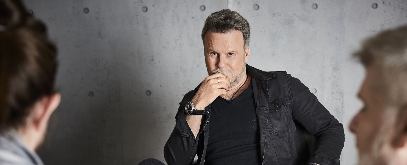 Quoten: „Jenke. Crime.“ startet ordentlich, „I Can See Your Voice“ verabschiedet sich mäßig – „Sing meinen Song“ leicht schwächer, „112 Notruf Deutschland“ legt zu – Bild: ProSieben/​Marc Rehbeck