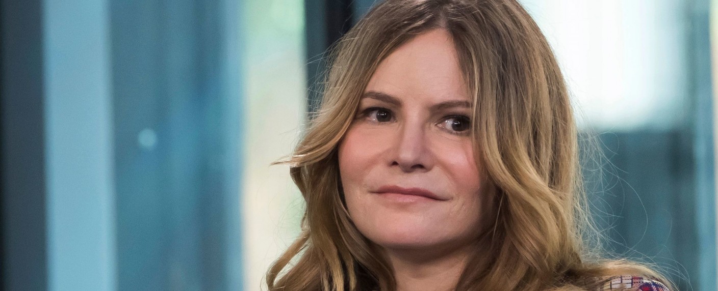 „Hunters“: Jennifer Jason Leigh („Atypical“) verstärkt die zweite Staffel – Nazi-Jäger von Amazon erhalten hochkarätige Unterstützung – Bild: Netflix