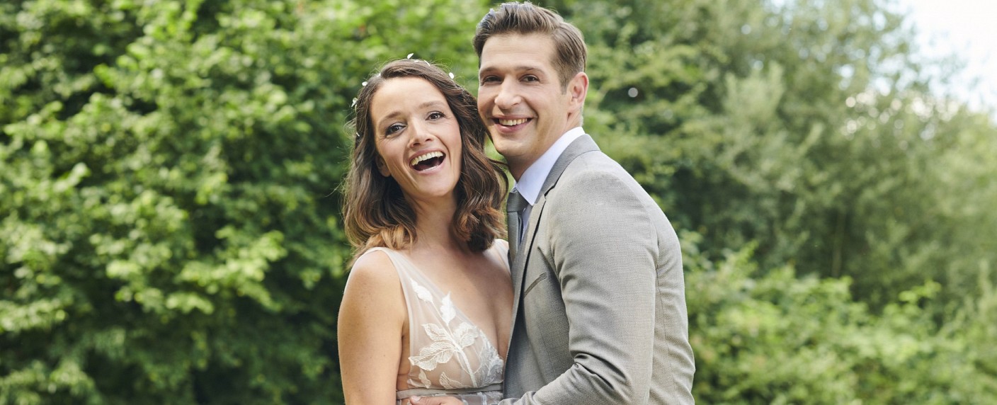 „Alles was zählt“ feiert 3000. Folge mit (Alp-)Traumhochzeit – Schließen Jenny und Deniz den Bund der Ehe? – Bild: MG RTL D /​ Ruprecht Stempell