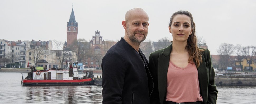 „Jenseits der Spree“ mit Jürgen Vogel (l.) und Seyneb Saleh (r.) als neues Ermittler-Duo – Bild: ZDF/Oliver Feist
