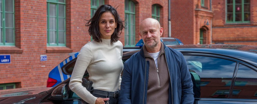 „Jenseits der Spree“: ZDF-Krimi mit Jürgen Vogel erhält siebte Staffel – Drehstart für weitere Fälle mit Kollegin Aybi Era als Ermittler-Duo – Bild: ZDF/Oliver Vaccaro „Jenseits der Spree“: ZDF-Krimi mit Jürgen Vogel erhält siebte Staffel – Drehstart für weitere Fälle mit Kollegin Aybi Era als Ermittler-Duo – Bild: ZDF/Oliver Vaccaro