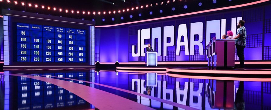 Was ist „Jeopardy!“ in Sat.1?: Eine solide Quiz-Neuauflage mit üblichen Schwächen – Review – Show-Revival täte mehr Tempo und kürzere Sendedauer gut – Bild: Sat.1/​Willi Weber