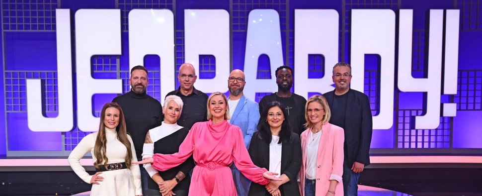 „Jeopardy!“: Ruth Moschner (u. M.) mit ihren Kandidaten – Bild: Sat.1/Willi Weber