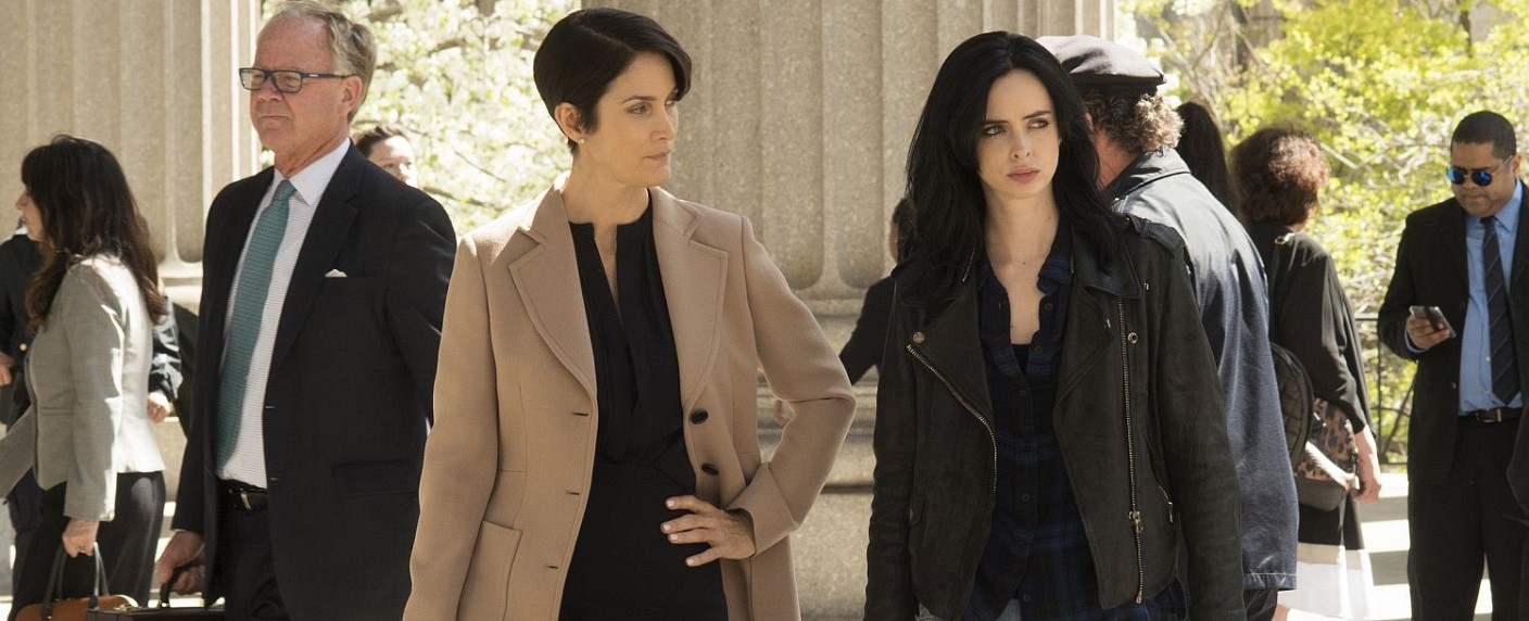 „Jessica Jones“: Carrie-Anne Moss’ Figur enthüllt und weitere Marvel-News von der NYCC (UPDATE) – Marvel veröffentlicht Panels online – Bild: Myles Aronowitz /​ Netflix