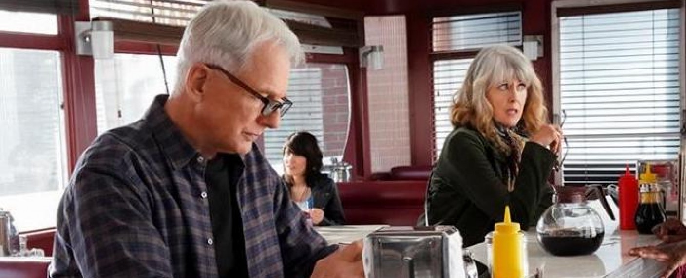 „Navy CIS“ engagiert Mark Harmons Ehefrau Pam Dawber für Staffel 18 – Wurde Grundlage für Harmons Serienausstieg bereits gelegt? – Bild: CBS