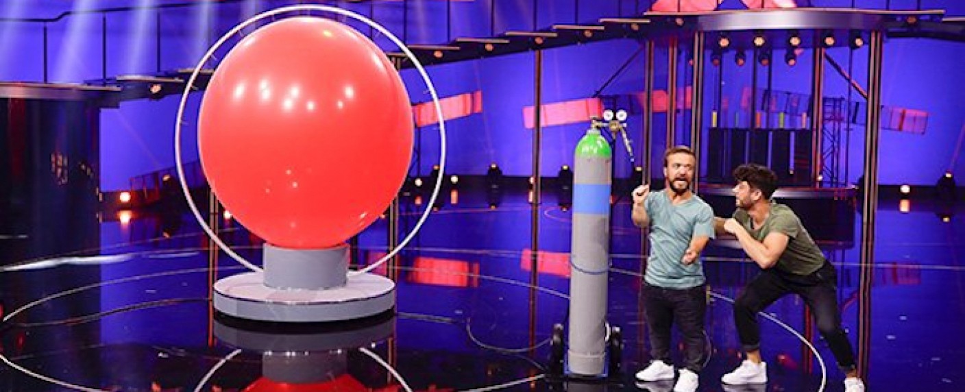 Knallharte RTL-Programmänderung: „Jetzt knallt’s“ ersetzt „The Wheel“ – Experimente-Show mit Laura Wontorra schafft es doch noch ins Fernsehen – Bild: RTL/​BBC Studios