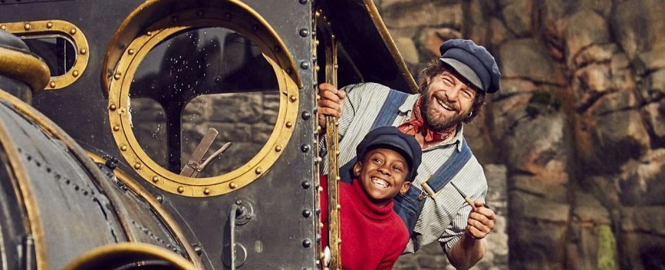 Jim Knopf (Solomon Gordon) und Lukas (Henning Baum) in der Lokomotive Emma im Film „Jim Knopf und Lukas der Lokomotivführer“ – Bild: 2016 Warner Bros. Ent.