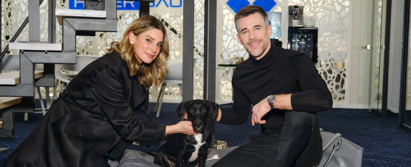 „Unter uns“: Jo Weil („Verbotene Liebe“) verstärkt das Ensemble – Geheimnisvoller Star-Architekt mischt die Schillerallee auf – Bild: RTL/​Stefan Behrens