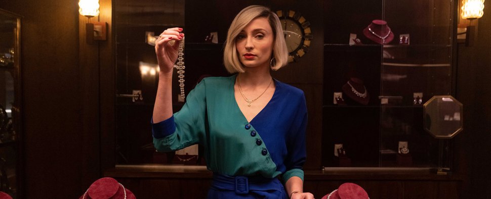 Joan Hannington (Sophie Turner) plant bereits, das Objekt ihrer Begierde unbemerkt verschwinden zu lassen. – Bild: WDR/Snowed In Productions/All3Media
