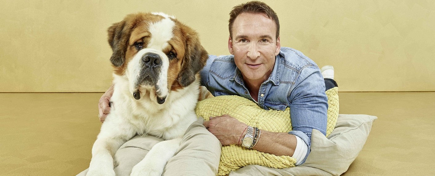 „Pfotenretter“ Jochen Bendel erhält drei neue Tiersendungen bei Sat.1 Gold – Welpenerziehung mit Kate Kitchenham – Bild: SAT.1 Gold/​Guenther Philipp