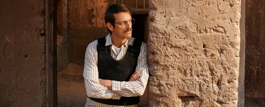 Politthriller „High Value Target: The Hunt for Saddam“ mit „Harry Hole“-Star Joel Kinnaman erhält Trailer und Startdatum – Verhör zwischen CIA-Mann und Iraks Ex-Diktator Dreh- und Angelpunkt der Miniserie – Bild: TNT Politthriller „High Value Target: The Hunt for Saddam“ mit „Harry Hole“-Star Joel Kinnaman erhält Trailer und Startdatum – Verhör zwischen CIA-Mann und Iraks Ex-Diktator Dreh- und Angelpunkt der Miniserie – Bild: TNT