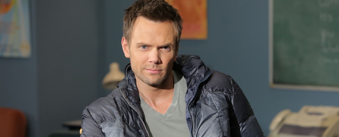 Joel McHale erforscht in neuer CBS-Sitcom „The Great Indoors“ – Reisereporter muss sich an Schreibtischjob gewöhnen – Bild: NBC