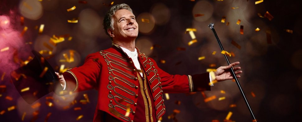 Jörg Pilawa als Zirkusdirektor von „Stars in der Manege“ – Bild: Sat.1/Marc Rehbeck