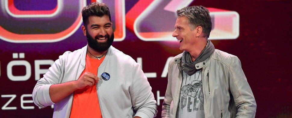 Faisal Kawusi und Jörg Pilawa als Quizmaster-Duo – Bild: Sat.1/Willi Weber