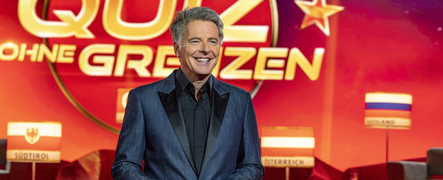 „Quiz ohne Grenzen“: Neue Ausgabe mit Mark Forster, Ingo Zamperoni und Bülent Ceylan – Jörg Pilawas Eurovisions-Quizshow kehrt in der Adventszeit zurück – Bild: rbb/​NDR/​Max Kohr