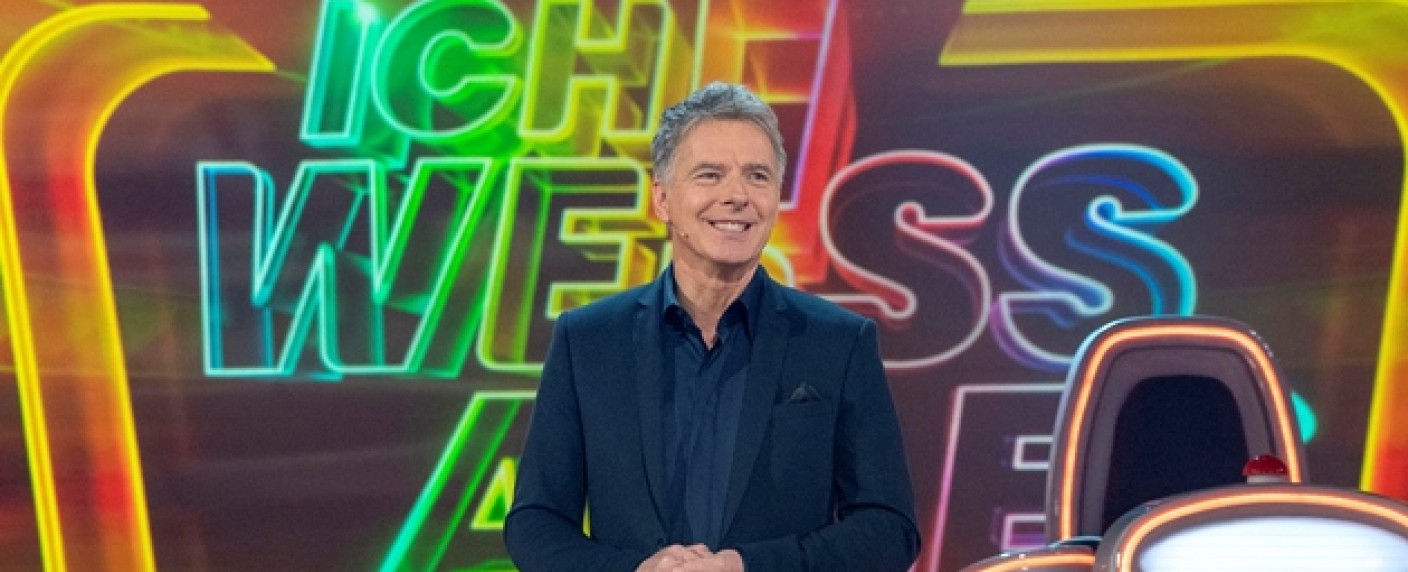 „Ich weiß alles!“: Pilawas großes Samstagabendquiz kehrt zurück – Mälzer, Yanar, Wussow und Helmer als Experten – Bild: NDR/​Max Kohr