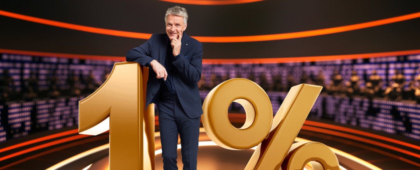 Quoten: Solider Start fürs „1% Quiz“, „Der Bachelor“ wieder zweistellig – „Unsere wunderbaren Jahre“ tut sich erneut schwer, „CSI: Vegas“ macht VOX froh – Bild: Sat.1/​Marc Rehbeck