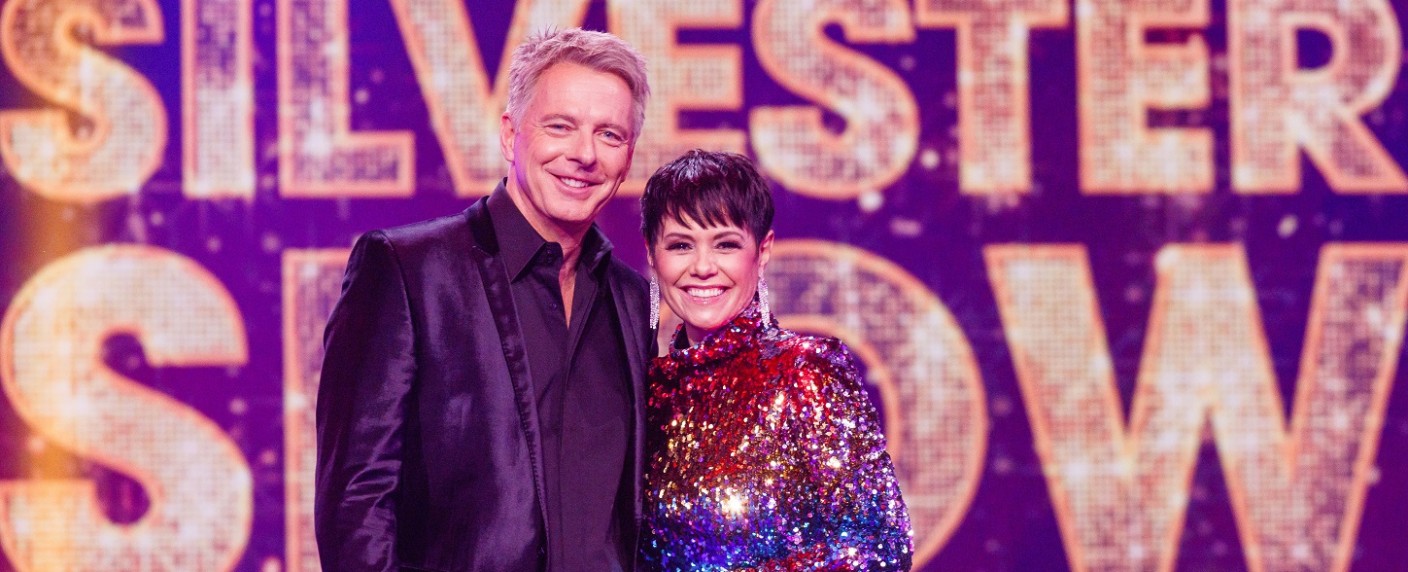 Silvester-Quoten: Pilawa und Jordi siegen über Kiewel und Kerner, Joko & Klaas triumphieren mit „Dinner for One“-Remake – Sat.1 geht mit „Geh aufs Ganze!“-Aufguss unter, RTL punktet mit XXL-„Chartshow“ – Bild: BR/​Kimmig Entertainment GmbH/​ORF/​SRF/​Philipp von Ditfurth