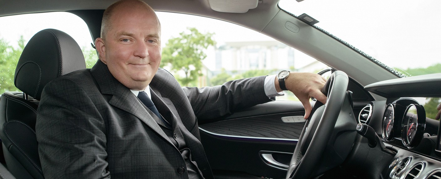 „Fahrbereitschaft“: Jörg Thadeusz kutschiert Politiker – Neues Interviewformat vor der Bundestagswahl im rbb – Bild: rbb/​Thomas Ernst