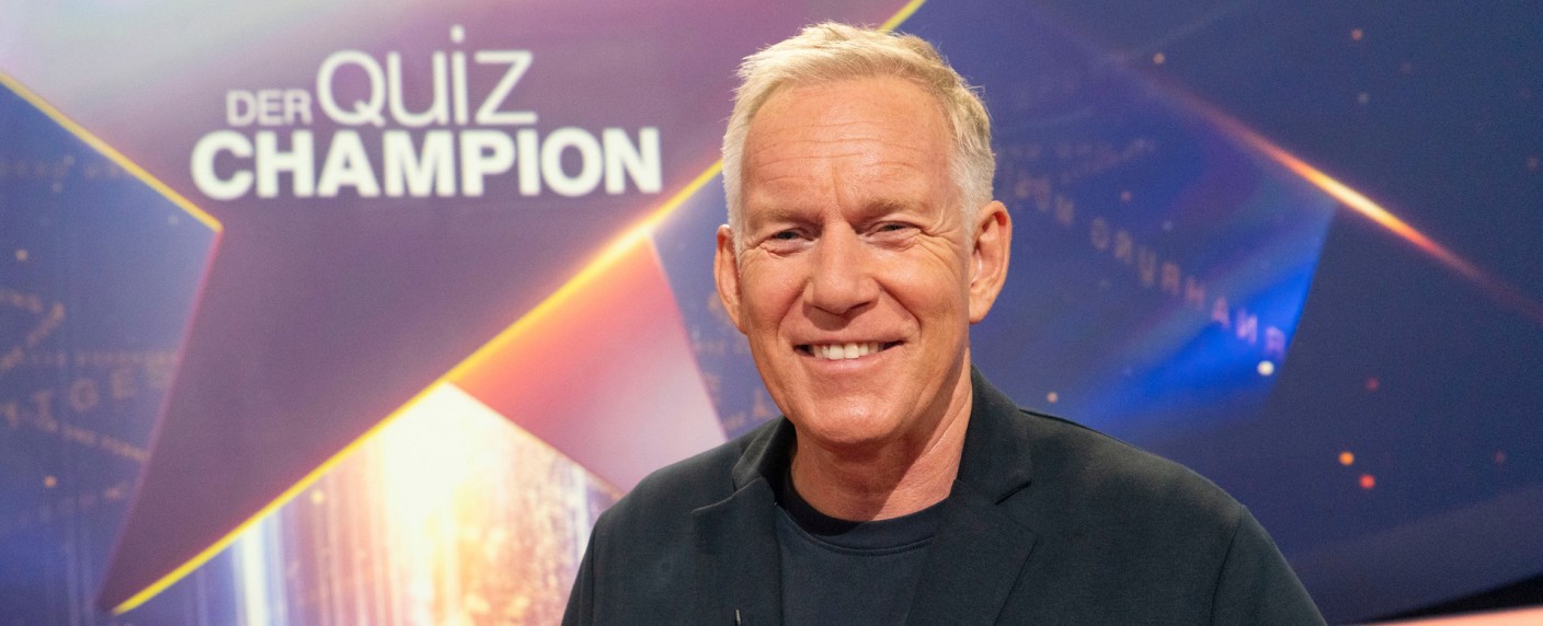 „Der Quiz-Champion“: XXL-Spenden-Challenge auch in diesem Jahr – Drei Quizmoderatoren fordern Promi-Experten heraus – Bild: ZDF/​Max Kohr