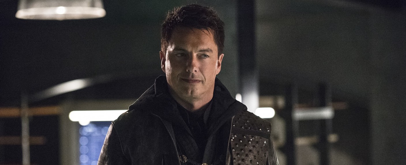 DC-Serien von The CW teilen sich zwei Hauptdarsteller – Wentworth Miller und John Barrowman bereit für „Arrow“, „Flash“, „Supergirl“, „Legends“ – Bild: The CW