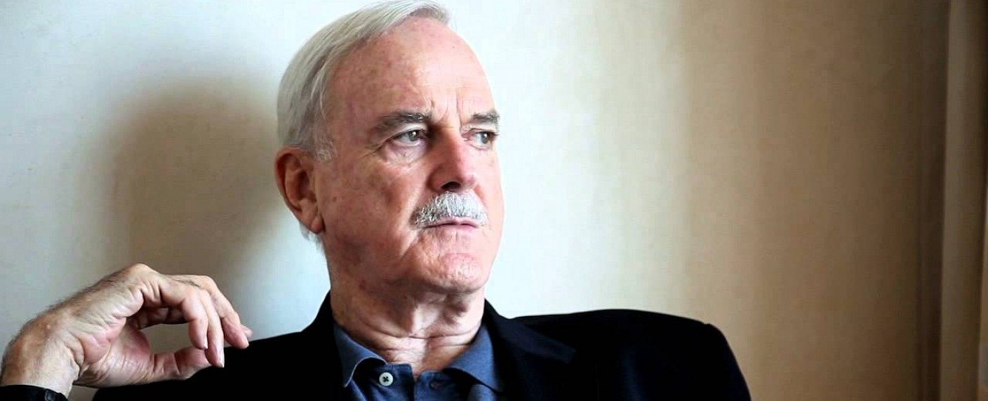 „Edith“: BBC entwickelt Sitcom mit John Cleese – Monty Python-Legende mit festem Part in neuer Comedy – Bild: YouTube/​Screenshot