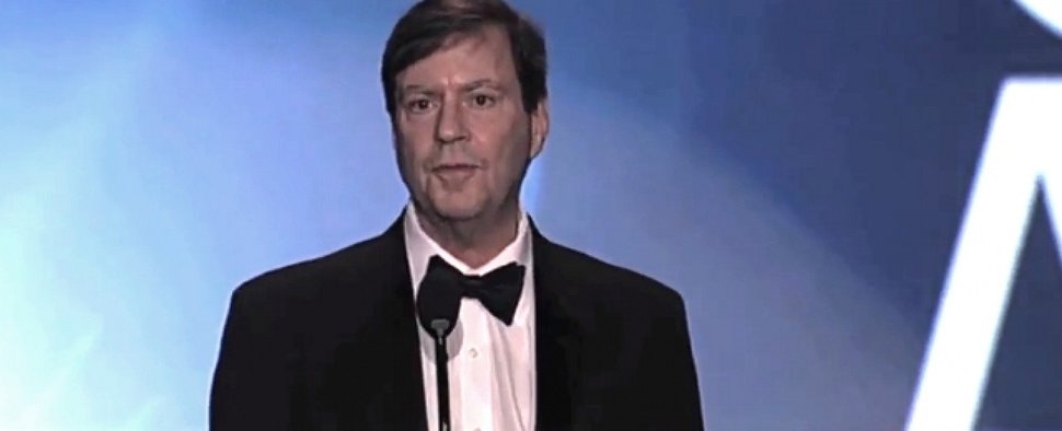 John Falsey erhielt 2013 den WGA Award für sein Lebenswerk – Bild: YouTube/Screenshot