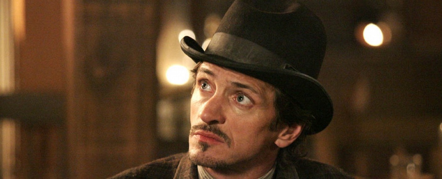 „Dr. House“-Produzentin Katie Jacobs entwickelt unabhängigen Serienpiloten „Dr. Del“ – „Deadwood“-Darsteller John Hawkes übernimmt Hauptrolle – Bild: HBO