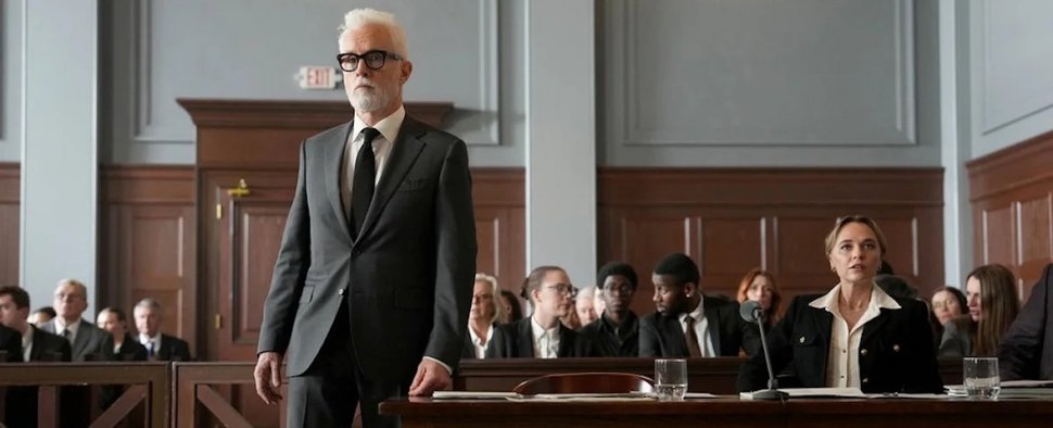 John Slattery (links stehend) in der ersten Staffel von „The Rainmaker“ – Bild: USA Network/Christopher Barr
