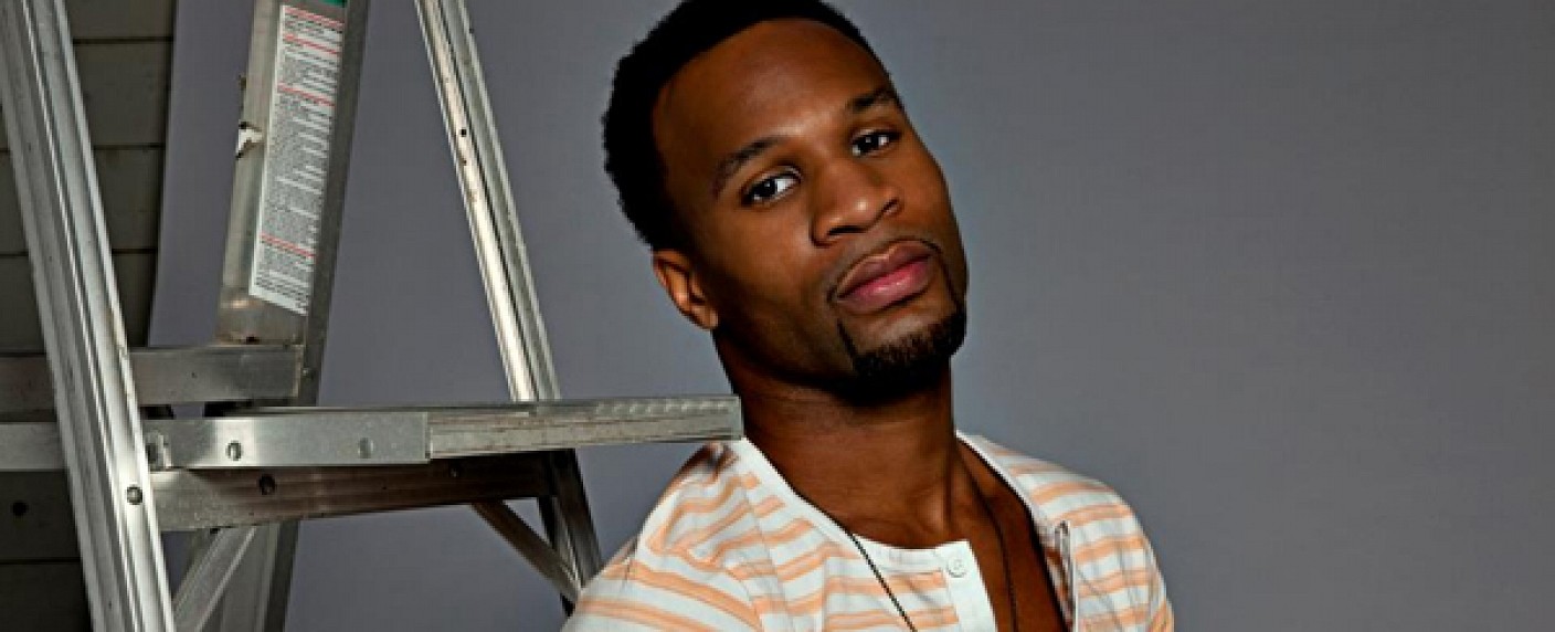 „BrainDead“: Johnny Ray Gill und Nikki M. James in CBS-Sommerserie – „Rectify“-Veteran und Broadway-Star in Satire der „Good Wife“-Macher – Bild: SundanceTV