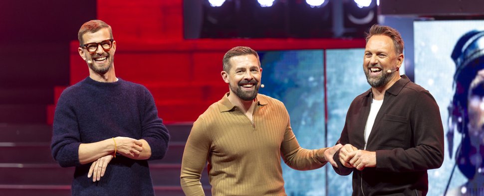(v. l.) Joko Winterscheidt, Klaas Heufer-Umlauf und Moderator Steven Gätjen – Bild: Joyn/Ralf Wilschewski