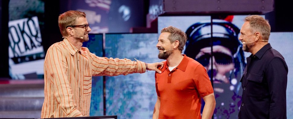 „Joko & Klaas gegen ProSieben“: (v. l.) Joko Winterscheidt, Klaas Heufer-Umlauf und Moderator Steven Gätjen – Bild: Joyn/Nadine Rupp