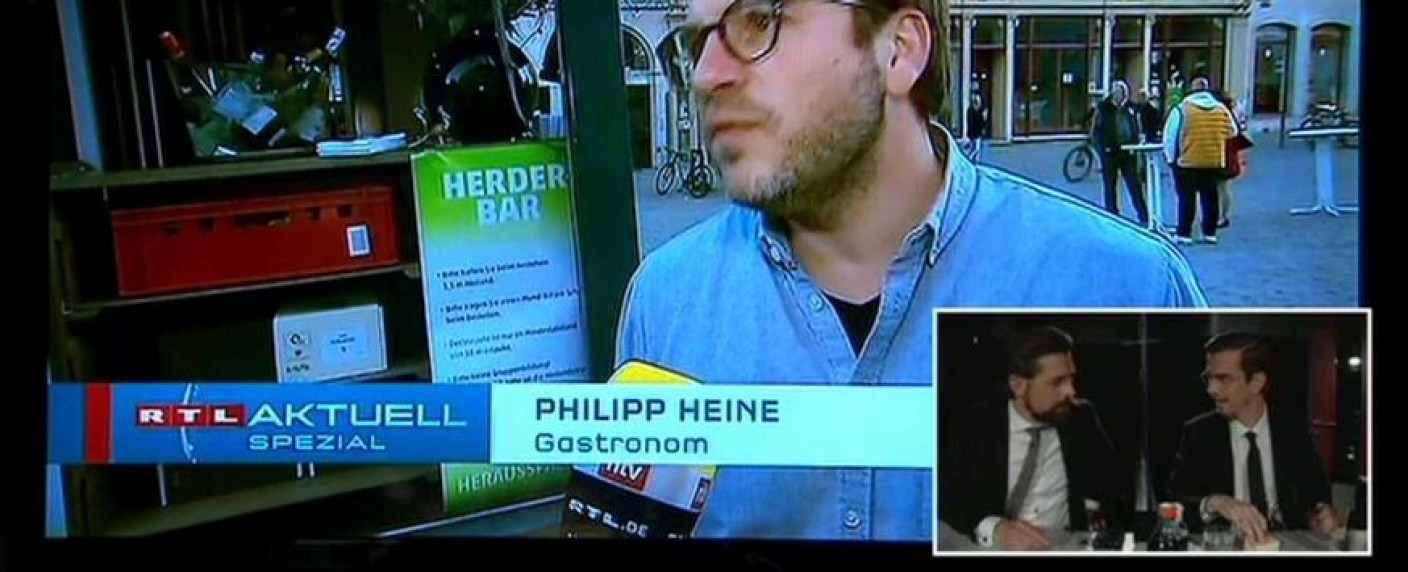 Irre: Joko & Klaas „kapern“ 15 Minuten lang das RTL-Programm – Entertainer präsentieren „ProSieben RTL Spezial mit Pfiff“ – Bild: ProSieben/​RTL Screenshot