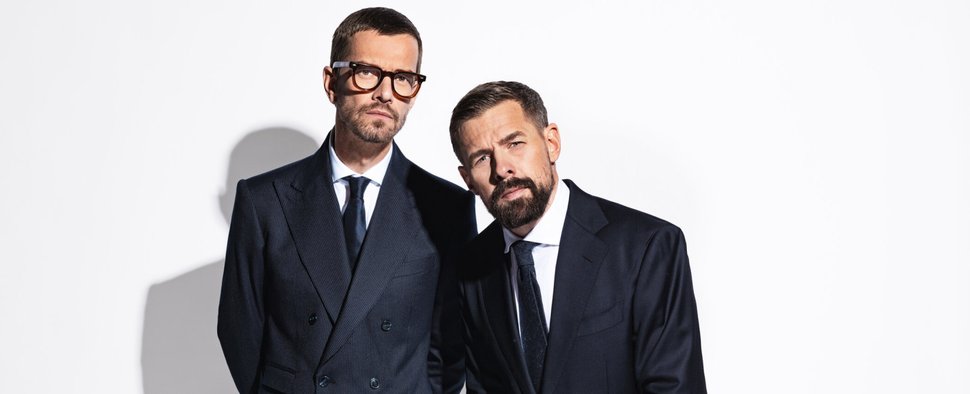 Joko Winterscheidt (l.) und Klaas Heufer-Umlauf bitten an einem neuen Tag zum Quizzen – Bild: Joyn/Nadine Rupp