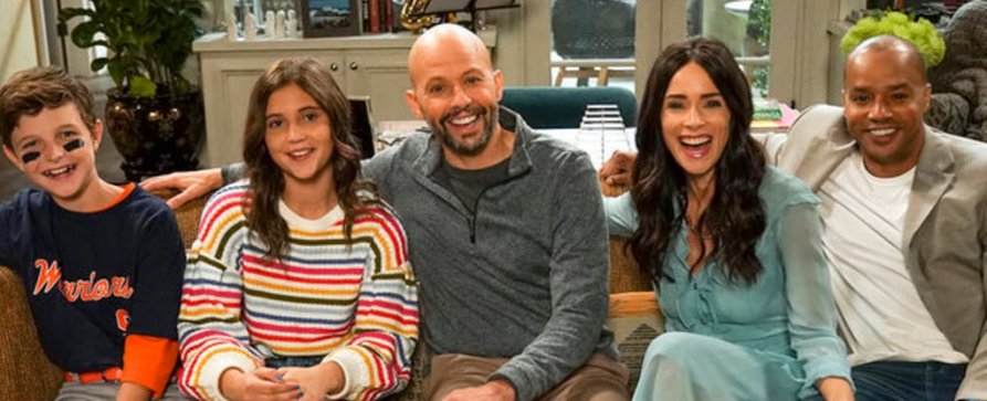 „Extended Family“-Trailer stellt neue Comedy mit „Two and a Half Men“-Star Jon Cryer vor – NBC-Sitcom mit Abigail Spencer und „Scrubs“-Star Donald Faison – Bild: NBC