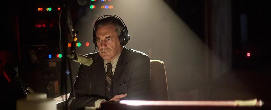 „American Hostage“: Zeitfenster für Start des Psychothrillers mit „Mad Men“-Star Jon Hamm bestimmt – Adaption von dramatischem True-Crime-Podcast kommt auch nach Deutschland – Bild: MGM+/​Sony Pictures Television/​Steven Ackerman