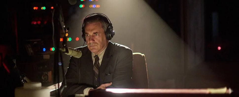 Jon Hamm als bedrängter Radiomoderator Fred Heckman – Bild: MGM+/Sony Pictures Television/Steven Ackerman