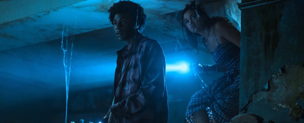 Jonathan Daviss als Pope und Madison Bailey als Kiara in der fünften Staffel von „Outer Banks“ – Bild: Netflix/Jackson Lee Davis